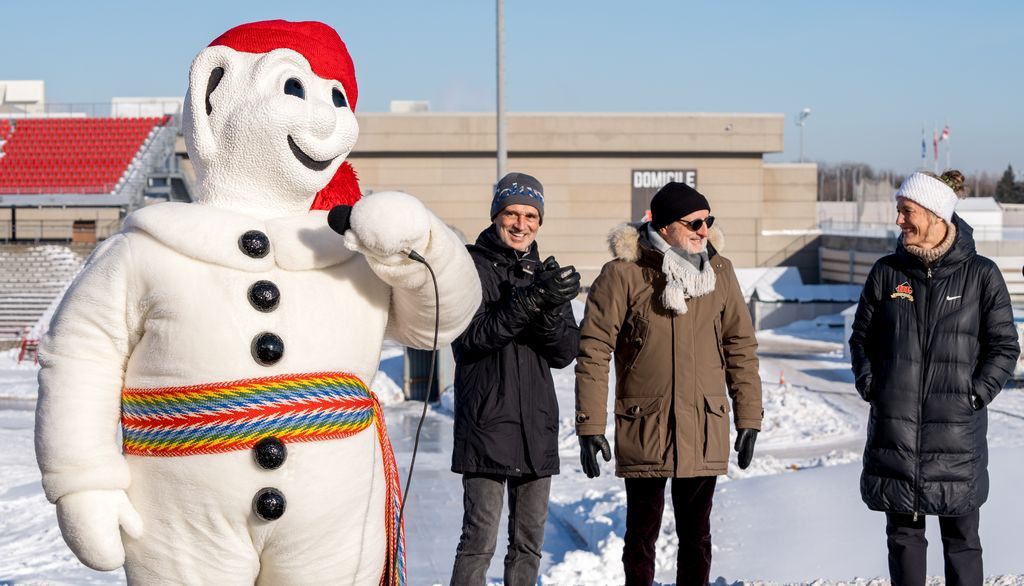 <p>Bonhomme Carnaval a pris la parole lors de la conférence de presse du 11 janvier annonçant le lancement du Campus nordique. Derrière lui, le vice-recteur exécutif et vice-recteur aux ressources humaines et aux finances de l’Université Laval, André Darveau, le vice-recteur adjoint aux services à la recherche, à la création et à l’innovation, Michel J. Tremblay, et la directrice du Service des activités sportives, Julie Dionne.</p>