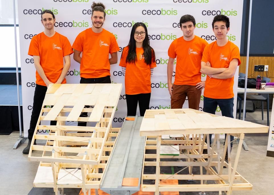 L'équipe gagnante au Défi Cecobois 2019. Les étudiants Jean-Sébastien Lavoie et Alex Moreau, de l'Université Laval, sont respectivement premier et deuxième à partir de la gauche.