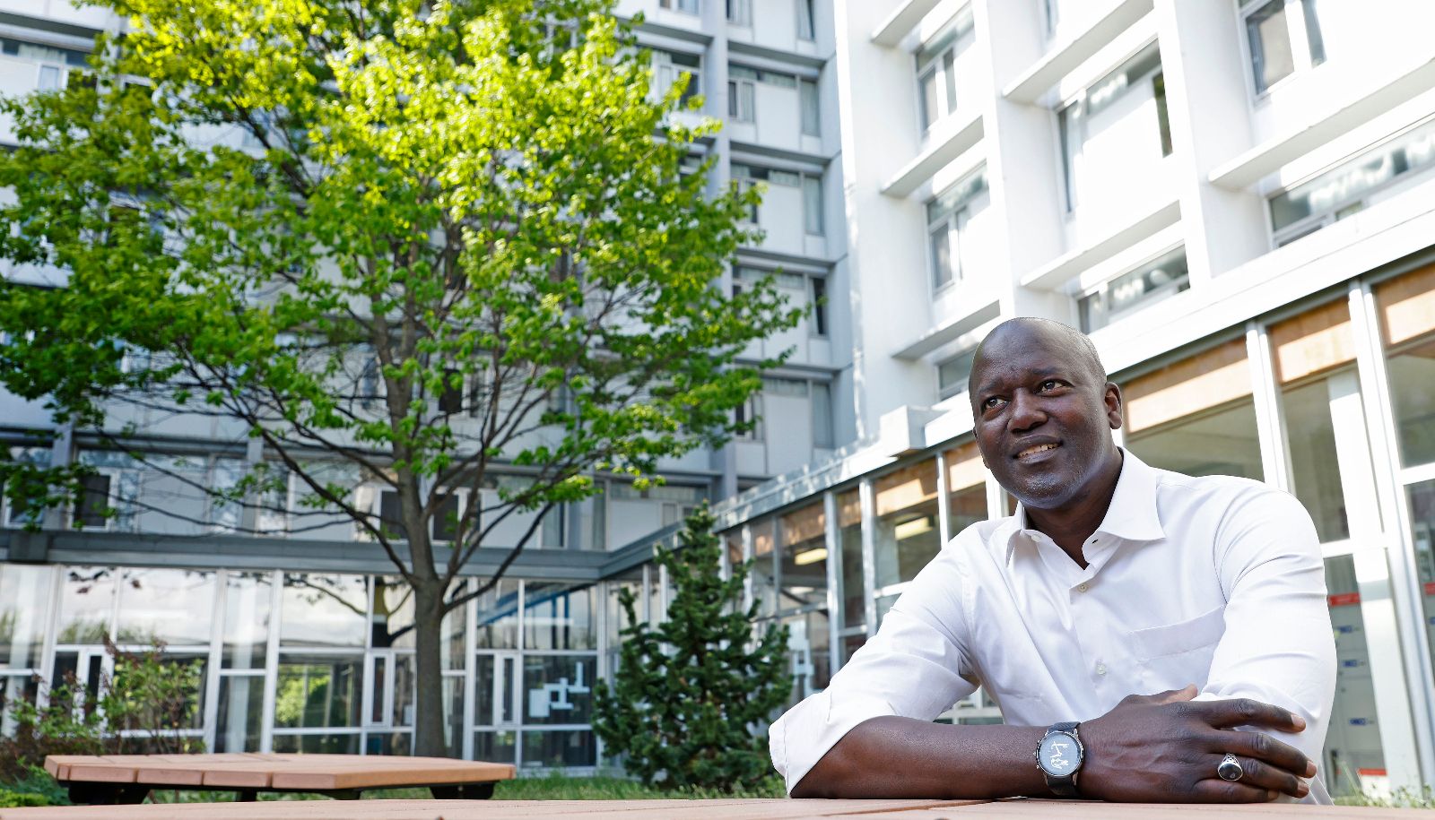 <p>D'origine sénégalaise, Malick Cissé débarque à Québec en 2003 pour faire un MBA en gestion internationale. Il habite alors dans l'aile B du pavillon Alphonse-Marie-Parent et occupe un emploi à temps partiel au Service des résidences.</p>