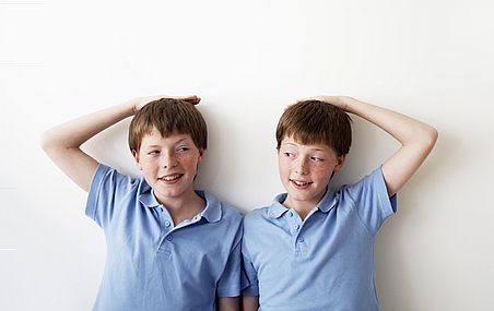 <p>Les vrais jumeaux sont un peu plus petits et ils ont un indice de masse corporelle légèrement plus bas que les jumeaux fraternels, mais ces différences s'atténuent avec l'âge.</p>