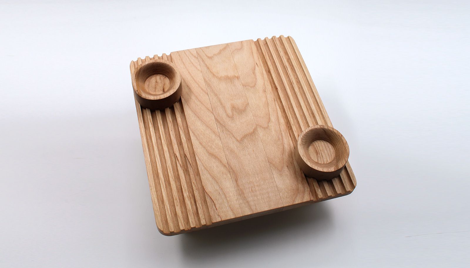 La planche à charcuterie BONAP a été réalisée par Anne-Sophie Fournier et Arnaud Girard, inscrits au baccalauréat en design de produits. Avec ses compartiments modulables pour les noix, les sauces ou d'autres gourmandises, elle offre une grande flexibilité pour créer des présentations variées. Ses rainures permettent un déplacement facile des compartiments, ce qui permet de personnaliser l'agencement selon les goûts de l'utilisatrice ou l'utilisateur. Pratique et élégante, cette planche est l'accessoire idéal pour un service raffiné et créatif.