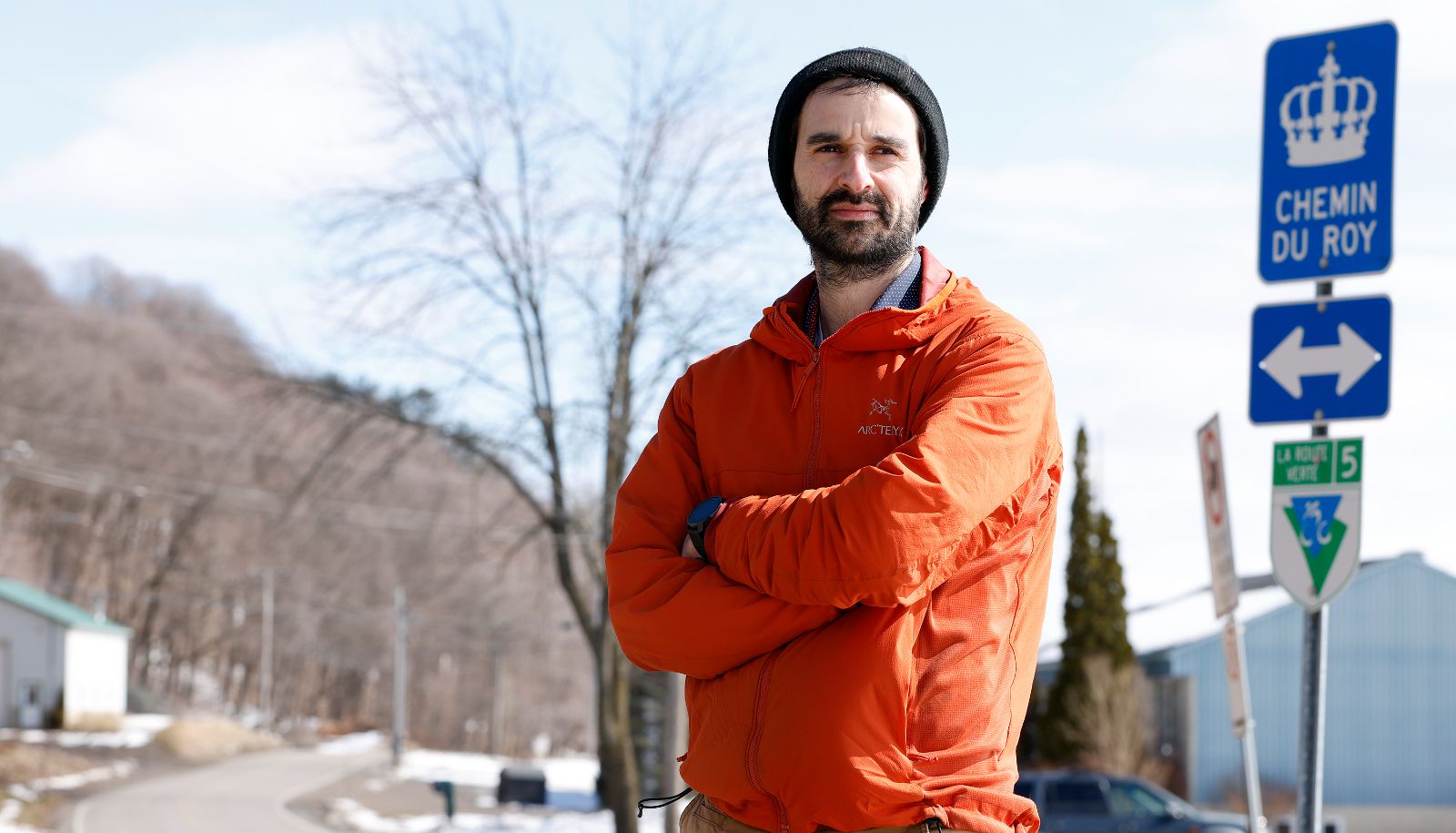 <p>Simon Fortin-Dupuis se tient aux abords du chemin du Roy, cette route qui a fait l'objet de son mémoire de maîtrise en histoire.</p>