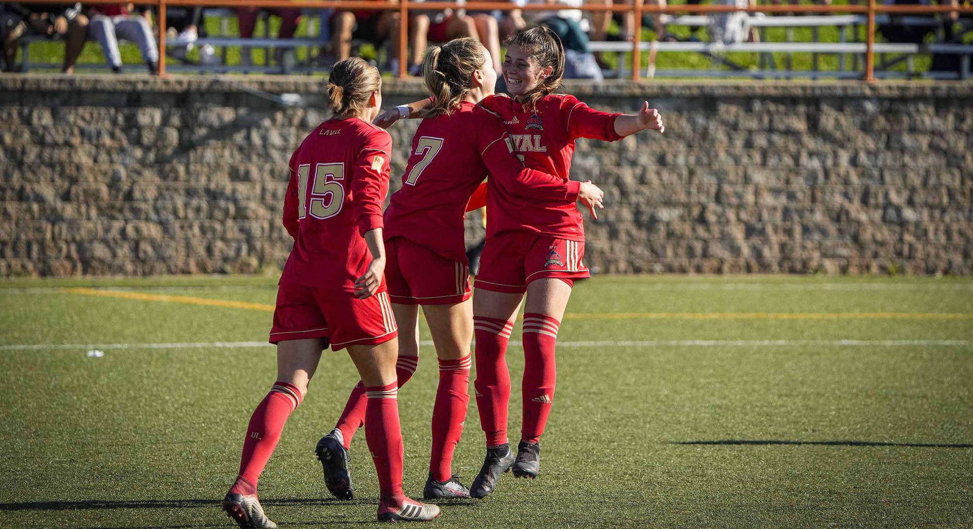 Daphnée Blouin, Mathilde Rousseau et Joëlle Mercier, du club de soccer féminin Rouge et Or.