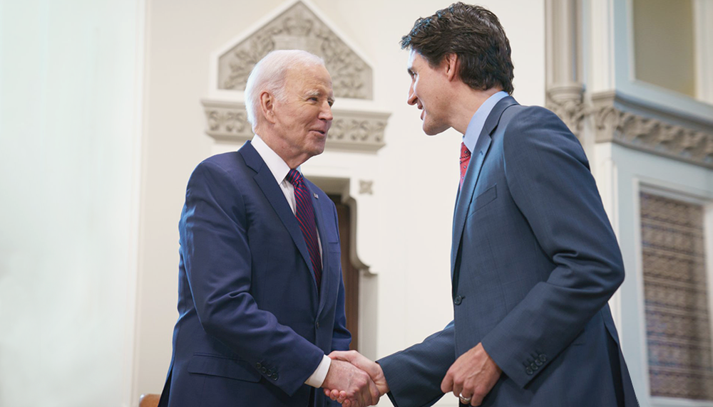 Le président américain Joe Biden et le premier ministre canadien Justin Trudeau échangeant une vigoureuse poignée de mains le 24 mars dernier à Ottawa en marge de la première visite officielle du chef d’État américain au Canada.