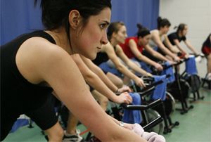 <p>Le PEPS offre plus de 80 choix d'activités sportives permettant de garder la forme, comme plus de 50 plages horaires de cardio-vélo.</p>