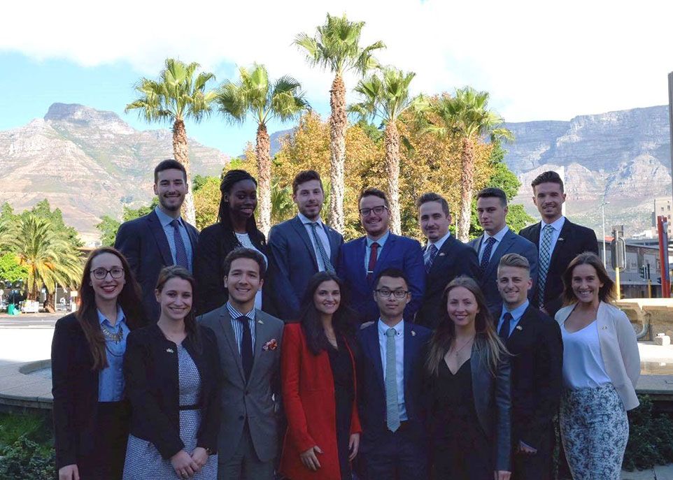 Au Cap, en mai 2017, la délégation de l’Université Laval en Afrique du Sud prend la pose au dernier jour de sa mission. Le groupe comprenait 13 agents de développement et 2 étudiants accompagnateurs.