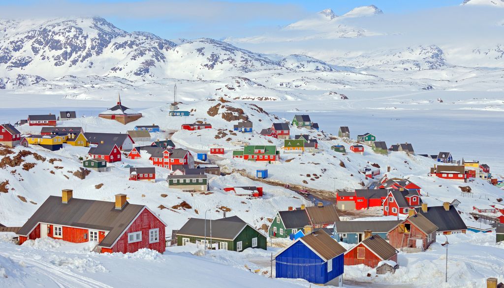 <p>Le Groenland est situé entre l’Atlantique nord et l’océan Arctique. Cette île fait plus de deux millions de kilomètres carrés pour une population de quelque 56 000 habitants. Ce territoire se distingue des autres régions arctiques de l’Europe. Les villages du Groenland se rattachent au monde inuit du point de vue culturel. Matériellement, les habitants s’identifient beaucoup au monde européen.</p>