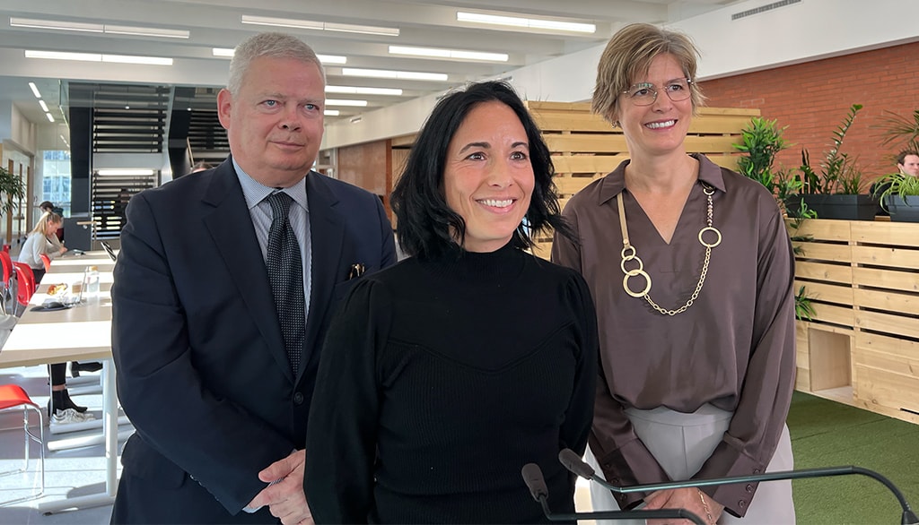 La titulaire de la Chaire, Eve Dubé (au centre), professeure au Département d'anthropologie de l'Université Laval et conseillère scientifique spécialisée à l'Institut national de santé publique du Québec, est en compagnie de Pierre-Gerlier Forest, président-directeur général de l’Institut national de santé publique du Québec, et de la rectrice de l'Université Laval Sophie D'Amours.