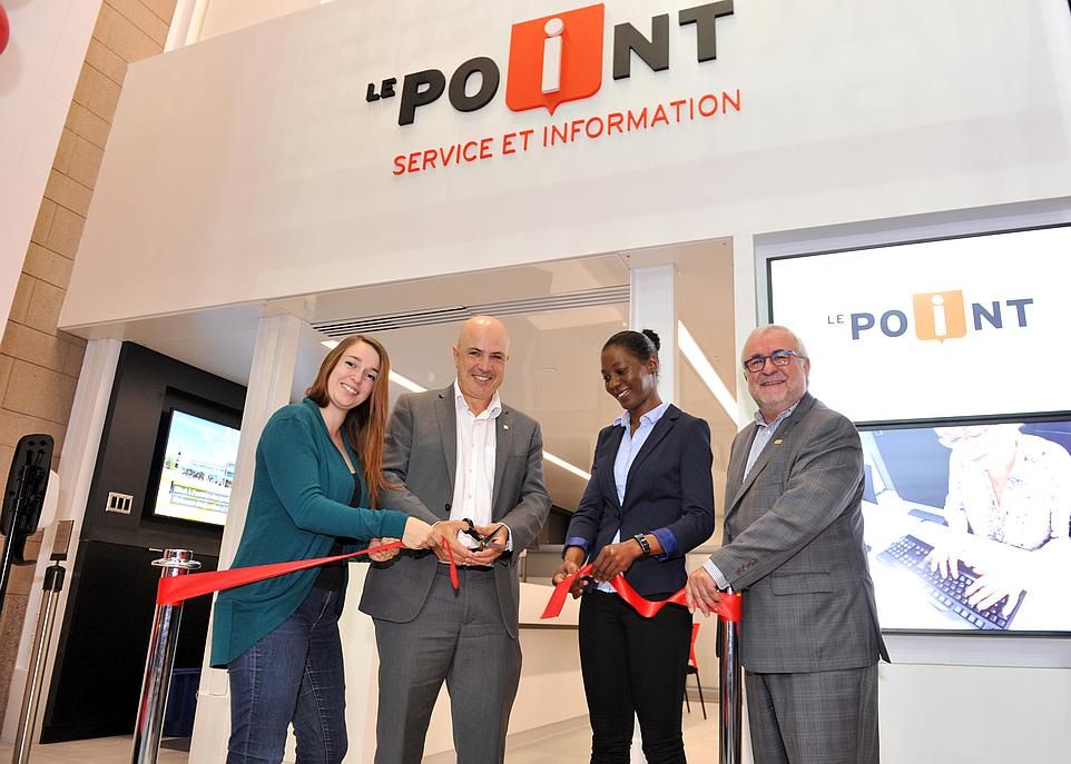 <p>Nouveau point de services de l'Université, Le Point a été inauguré le mardi 20 septembre par Vanessa Parent, présidente de la CADEUL, Éric Bauce, vice-recteur exécutif et au développement, Milène R. E. Lokrou, présidente de l'ÆLIÉS, et Bernard Garnier, vice-recteur aux études et aux activités internationales. Plusieurs représentants des différentes unités partenaires étaient également présents. </p>