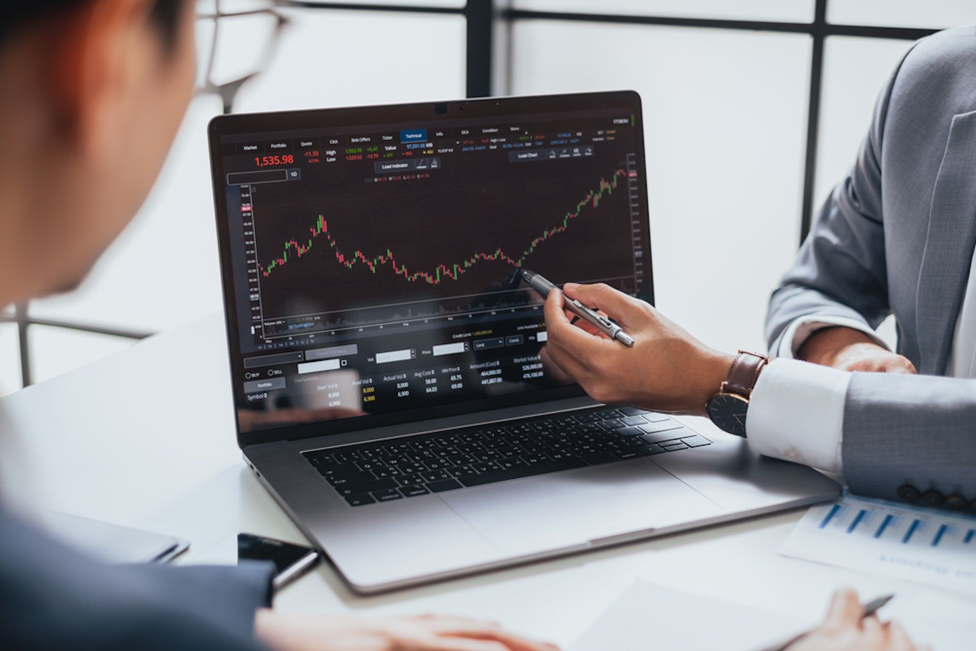 <p>Une erreur est commise si l&#39;on suppose que les adeptes de la finance peuvent prévoir le comportement incertain des marchés.</p>