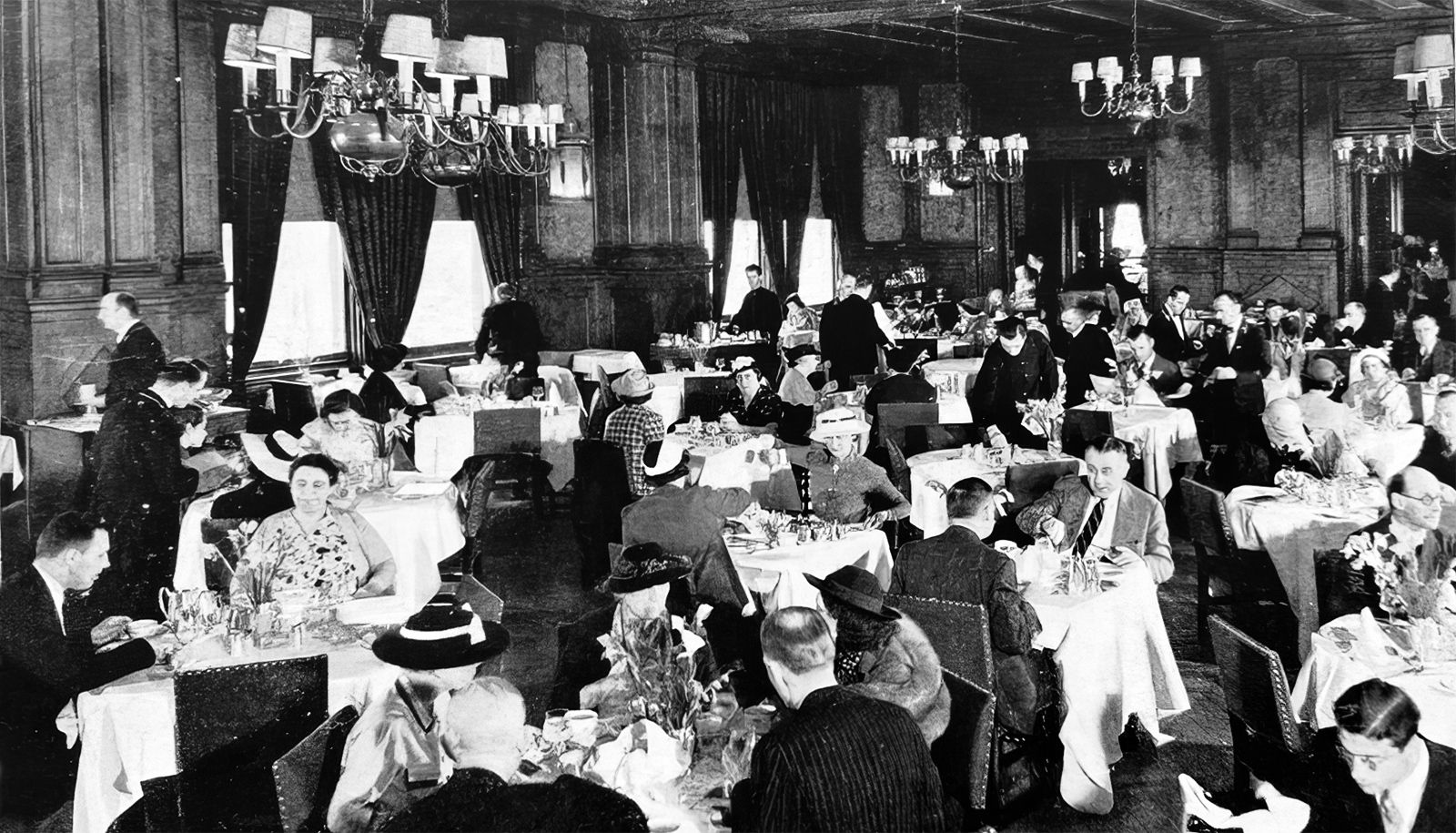 <p>La grande salle à manger du restaurant gastronomique du Château Frontenac en 1942</p>