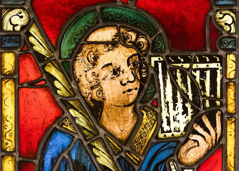 <p>Le vitrail représentant saint Laurent. Sur cette image très ancienne, le martyr porte un vêtement liturgique et tient une palme d'une main et un gril de l'autre. L'oeuvre proviendrait de la basilique Notre-Dame de l'Épine, à Évron. Le vitrail mesure 42,7 cm de haut et 38,4 cm de large.</p>