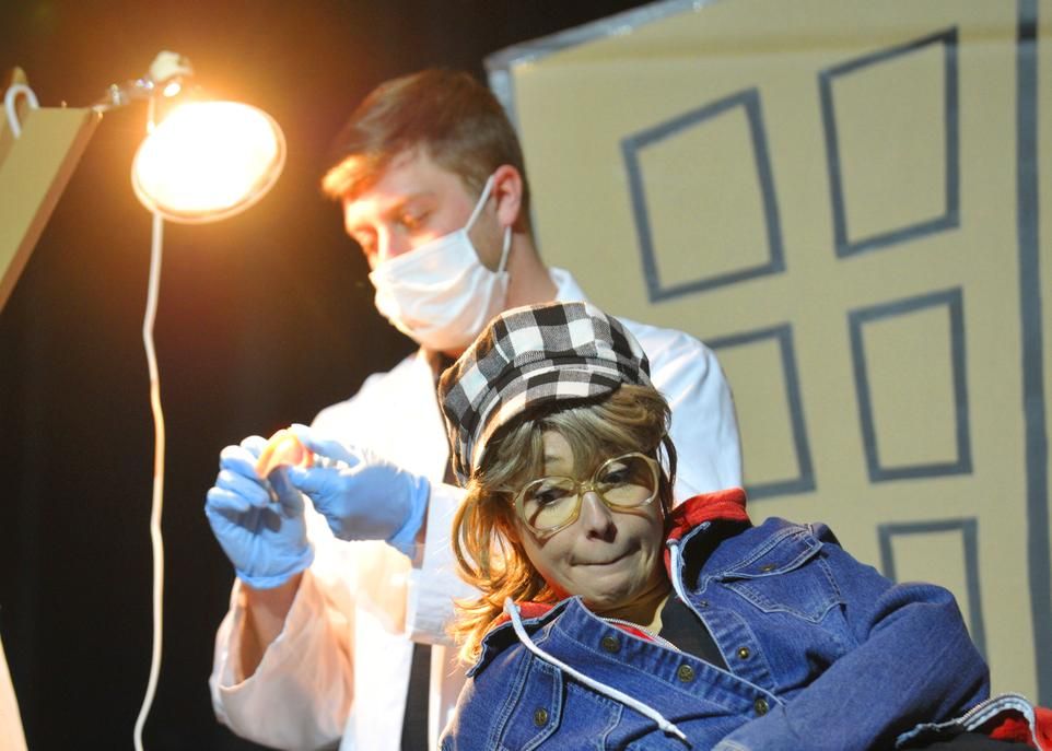 Dans cette scène, le dentiste se montre très condescendant envers sa patiente bénéficiaire de l'aide sociale parce que, selon lui, elle aurait mal entretenu son partiel.