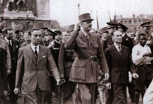 Libération de Paris: Charles de Gaulle descend les Champs-Élysées le 26 août 1944.
