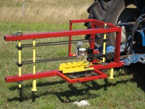 Le distributeur mécanisé de prédateurs fonctionne sur tous les types de tracteurs. L'utilisation de maïs soufflé facilite la libération des insectes dans les champs.