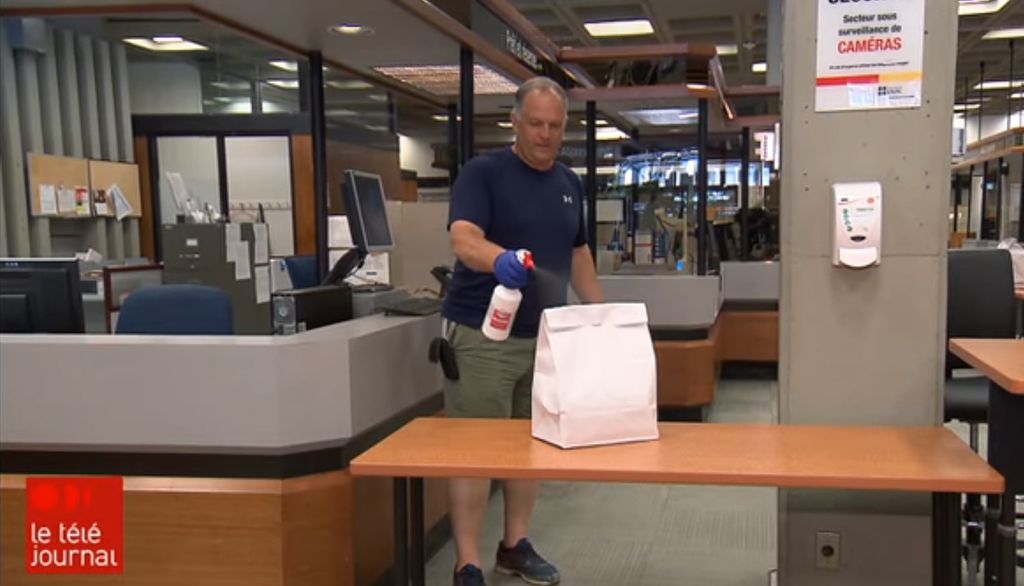 Après avoir réservé un document en ligne, la cueillette s'effectue à la Bibliothèque, sur rendez-vous. Chaque document est emballé dans un sac scellé et nettoyé avant d'être remis.