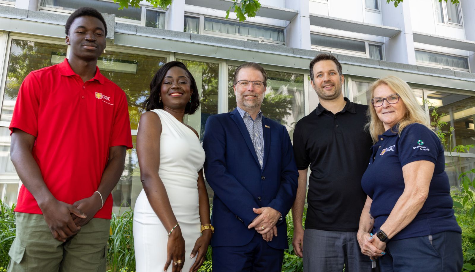 <p>Dans la cour intérieure du pavillon Alphonse-Marie-Parent, siège administratif du Service des résidences. De gauche à droite: Steve Dabiré, étudiant au baccalauréat en génie logiciel, Leila Morenike Adebayo, finissante à la maîtrise en sciences de l’administration et contremaîtresse et superviseure du Service des résidences, Mathieu Gagnon, directeur du Service des résidences, Sébastien Grenier, coordonnateur d’activités au Service des résidences et Francine Paradis, cheffe d’équipe du pavillon Biermans-Moraud, l’une des quatre résidences étudiantes du campus.</p>