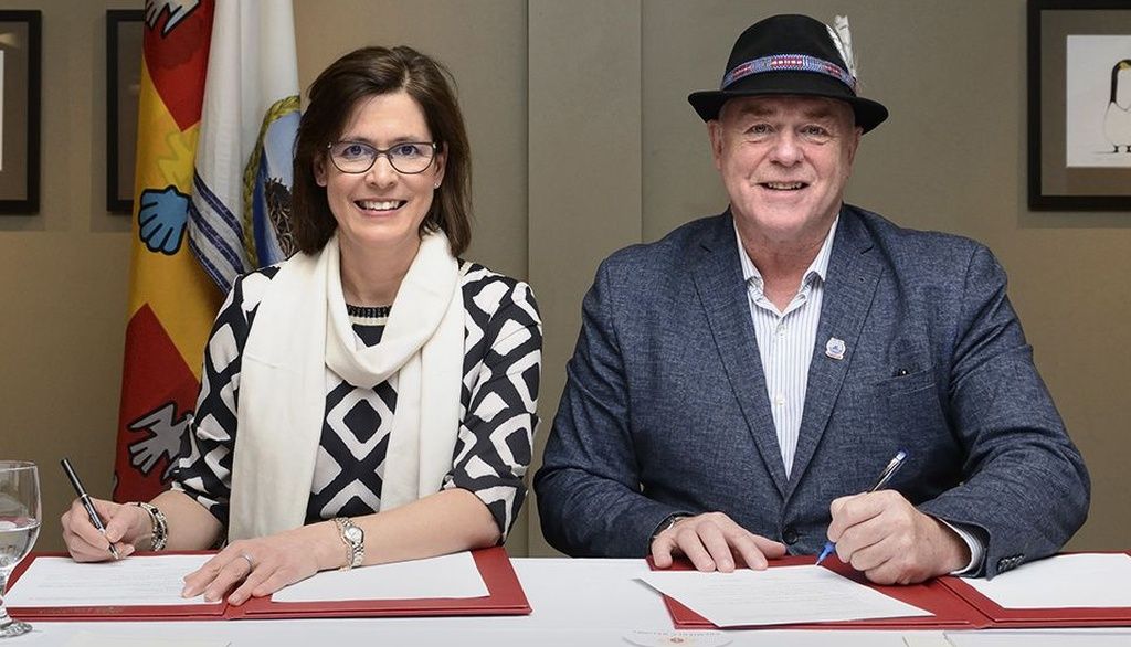 <p>La rectrice de l'Université Laval, Sophie D'Amours, et le Grand Chef Konrad Sioui ont procédé à la signature d'une entente-cadre à l'Hôtel-Musée Premières Nations à Wendake.</p>