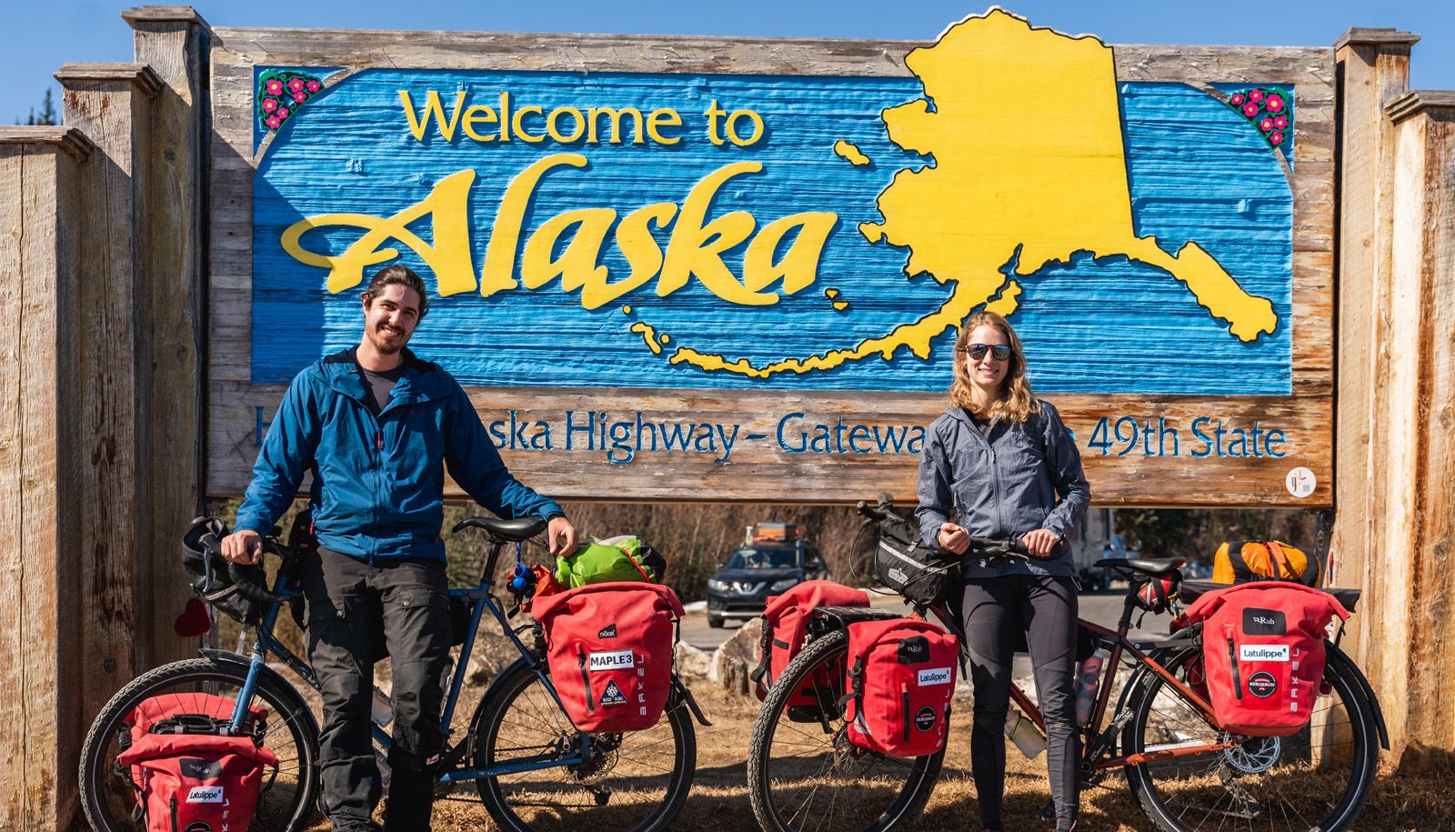 Nicolas Roulx (à gauche) et Catherine Chagnon (à droite) prêts pour le départ de l’expédition AKOR 2024 à la frontière entre le Yukon et l’Alaska, le 21 avril.