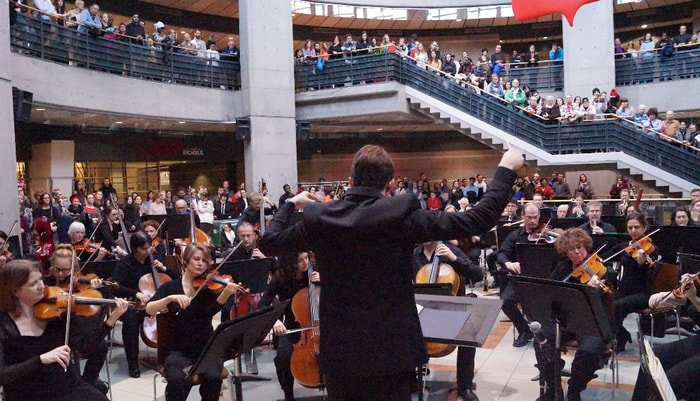 <p>Les musiciens de l'OSQ entourés par la foule lors du concert du 13 novembre 2018.</p>