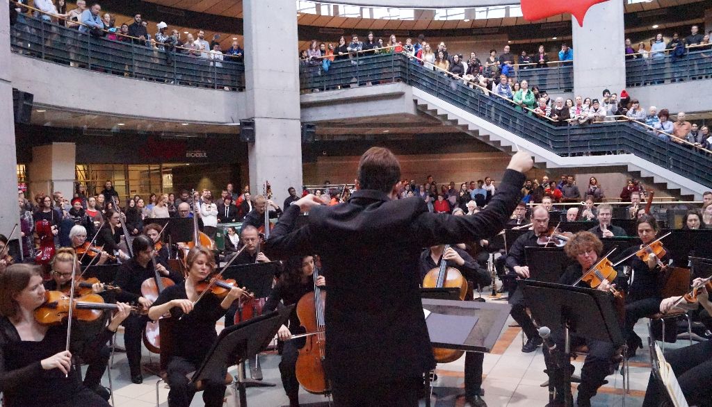 Les musiciens de l'OSQ entourés par la foule lors du concert du 13 novembre 2018.