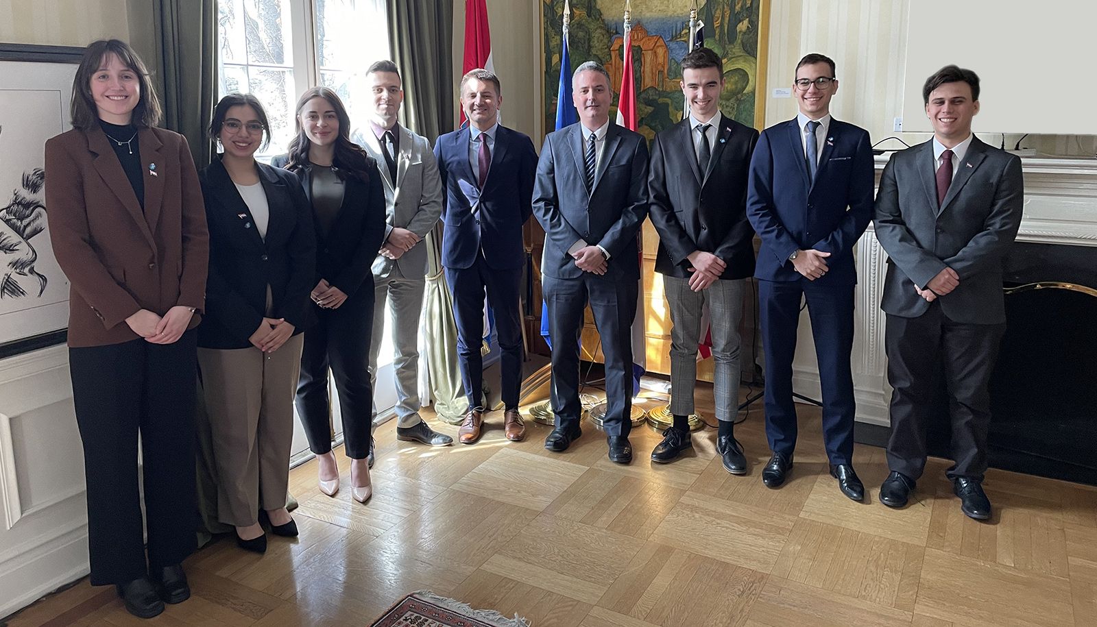 <p>À l’ambassade de Croatie à Washington, l’équipe Croatie de la délégation de l’Université Laval entoure le chef de mission adjoint Danijel Medan et le ministre conseiller Miljenko Ugarkovic. Les étudiants sont, de gauche à droite, Laurence Blouin, Amal Belhaj, Isabeau Duquette Pelletier, Antoine Pelland-Ratté, Renaud Gagnon, Maxime Philaire et Xavier Antonuk.</p>