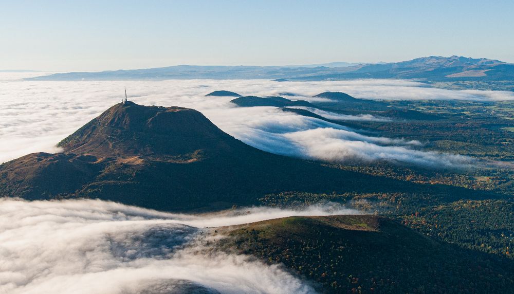 Les chercheurs ont échantillonné des nuages au sommet du puy de Dôme, un volcan endormi du Massif central en France. Sur cette photo, le sommet de cette montagne, où est installée une station de recherche atmosphérique, émerge d'un front de nuages qui couvre une bonne partie de la région.