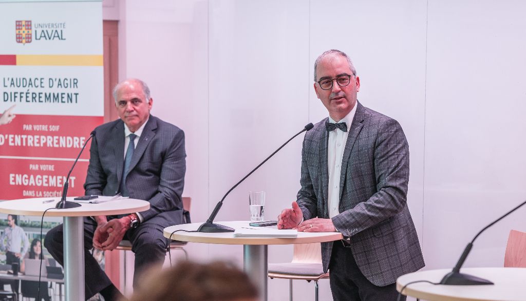 <p>Luc Sirois (à droite), animateur du panel, avec le ministre de l'Économie et de l'Innovation Pierre Fitzgibbon</p>