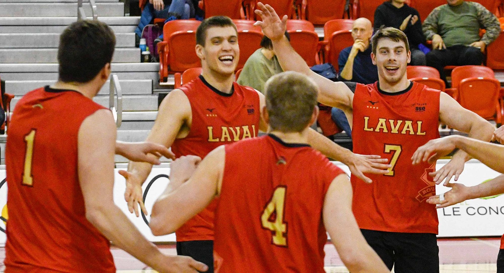 <p>L'équipe de volleyball Rouge et Or de l'Université Laval célèbre lors d'un match.</p>