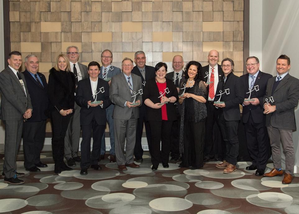 Le Cercle des ambassadeurs de Québec a rendu hommage à 16 personnalités, dont 10 professeurs qui, parallèlement à leurs activités professionnelles traditionnelles, ont contribué au rayonnement de la région de Québec en organisant des congrès internationaux. Ces événements ont généré 20 M$ en retombées économiques en 2017.