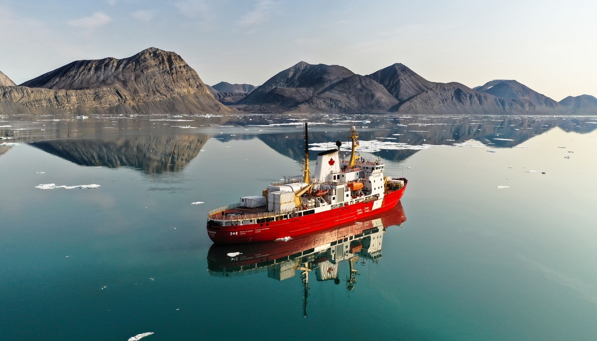 Le NGCC Amundsen, en 2019, dans le détroit de Nares, un passage maritime de l'océan Arctique situé entre l'île d’Ellesmere et le Groenland. En 20 ans, le navire a accueilli à son bord 534 étudiants ainsi que 139 chercheurs et professeurs. Le pourcentage de participants de l’Université Laval, professeurs comme étudiants, s’élève à près de 20%.