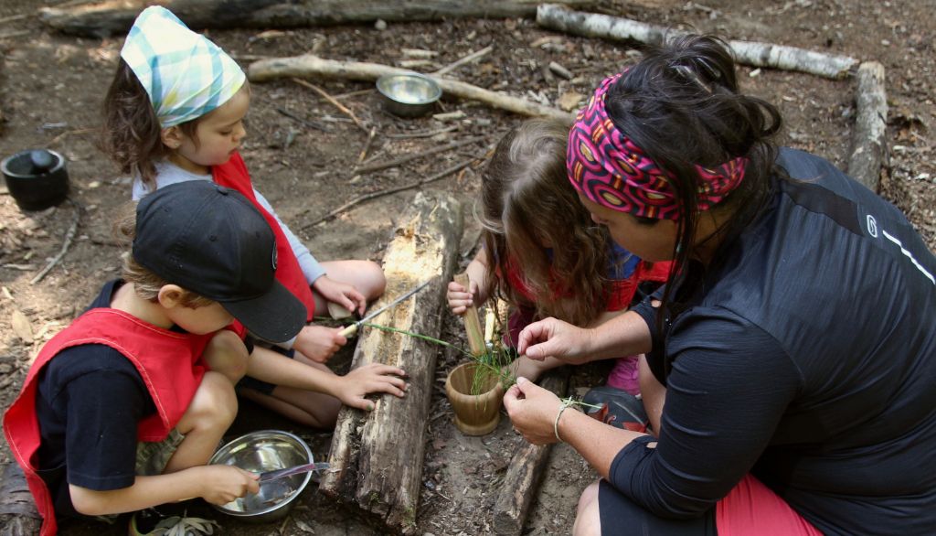 <p>Il y a toujours deux éducateurs ou éducatrices en nature, ce qui permet à l'un ou l'une de surveiller pendant que l'autre soutient les apprentissages.</p>