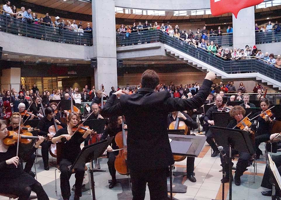 Les musiciens de l’OSQ et leur jeune chef ont attiré une imposante foule le 13 novembre dernier.