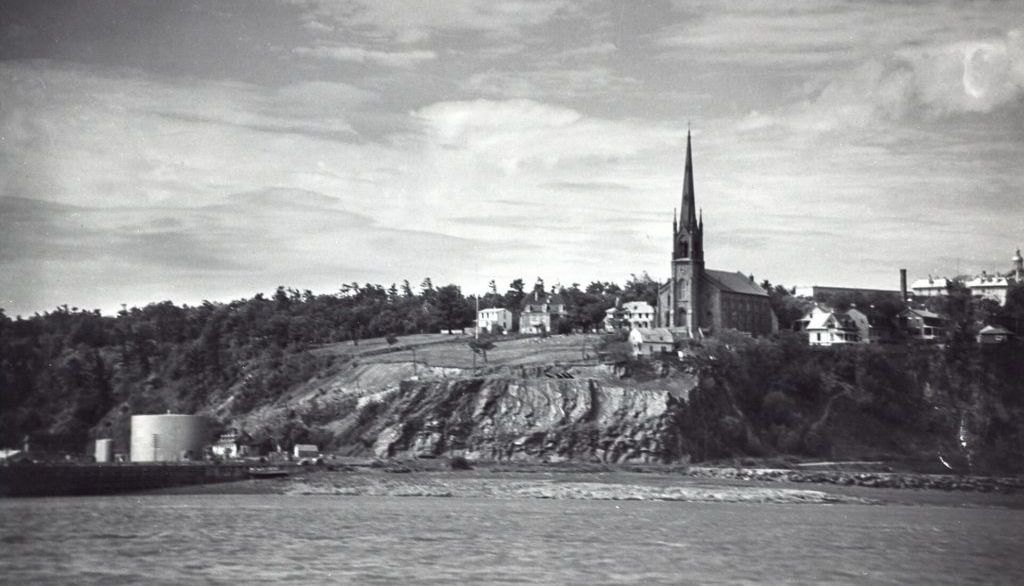 <p>Église de Saint-Colomb (aujourd'hui Saint-Michel-de-Sillery) vue du quai Frontenac, en 1908</p>