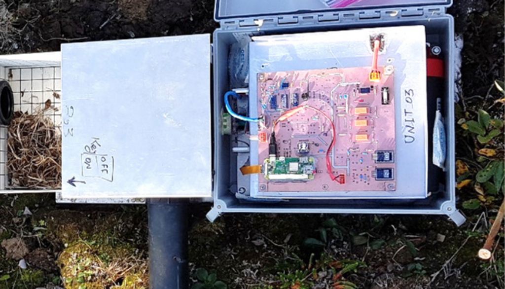 Le système de monitorage est formé de quatre composantes : une batterie, un système de contrôle, une unité d'acquisition et d'enregistrement des données et une chambre à lemmings. Cette dernière a trois ouvertures: deux pour recevoir les tuyaux permettant l’entrée et la sortie des rongeurs et une pour la lentille de la caméra fonctionnant dans le proche infrarouge. Cette longueur d’onde n’est pas perceptible par les lemmings.
