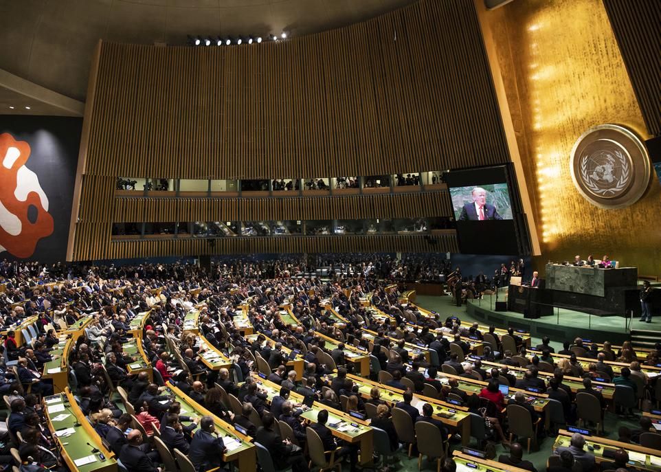 Discours du président américain Donald Trump lors de la 73e session de l'assemblée générale de l'ONU, le 25 septembre 2018 à New York. L'ONU compte 193 États membres. Elle permet aux représentants des gouvernements de trouver des terrains d'entente et de résoudre ensemble des problèmes.