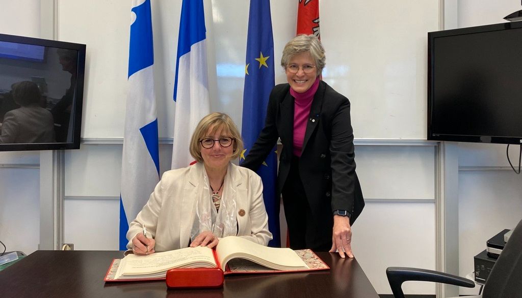 <p>Sylvie Retailleau, ministre française de l'Enseignement supérieur et de la Recherche, signe le livre d'or de l'Université Laval aux cotés de la rectrice Sophie D'Amours.</p>