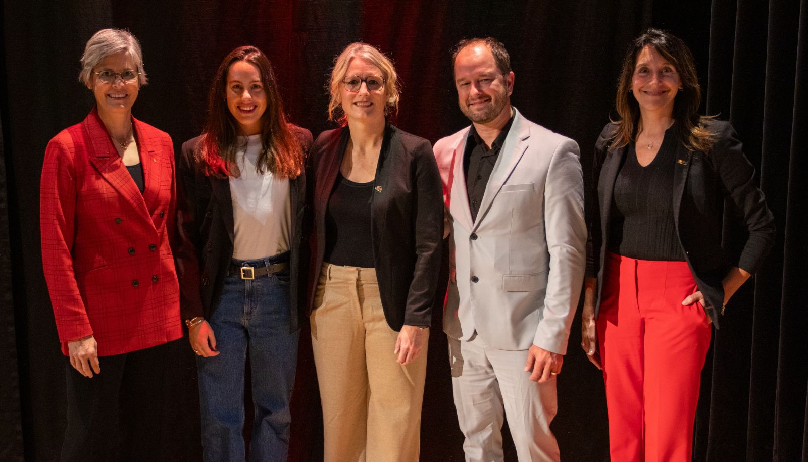 De gauche à droite: Sophie D’Amours, rectrice, Aurélie Rivard, étudiante en droit et athlète paralympique médaillée des Jeux de Paris, Julie Dionne, directrice du Service des activités sportives, Michael Morin, directeur des opérations médicales à la Clinique du PEPS, et Caroline Girard, cheffe de la Direction de la philanthropie et des relations avec les diplômées et diplômés.