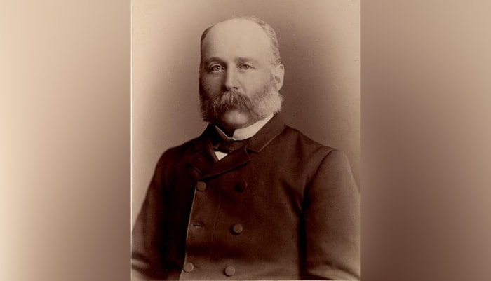 <p>En 1906, le recorder Elzéar-Antoine Déry ordonne l'expulsion de plusieurs jeunes hommes de sa salle d'audience. Ceux-ci sont soupçonnés de vouloir satisfaire leurs fantasmes en assistant aux procès de tenancières de maisons closes.</p>