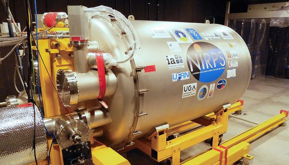 La chambre cryogénique cylindrique dans laquelle sont installés les composants optiques de l'instrument NIRPS. La chambre cryogénique maintient les composants dans un environnement sous vide et refroidi à une température glaciale de -190 degrés Celsius.