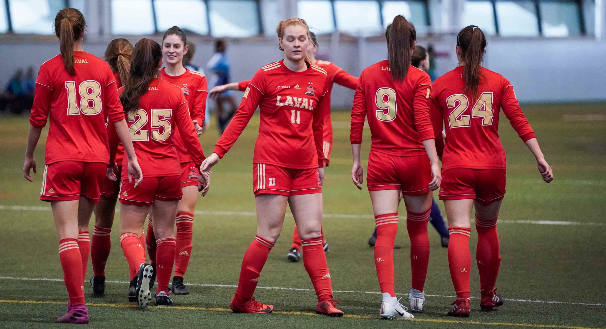L’équipe féminine de soccer intérieur Rouge et Or.