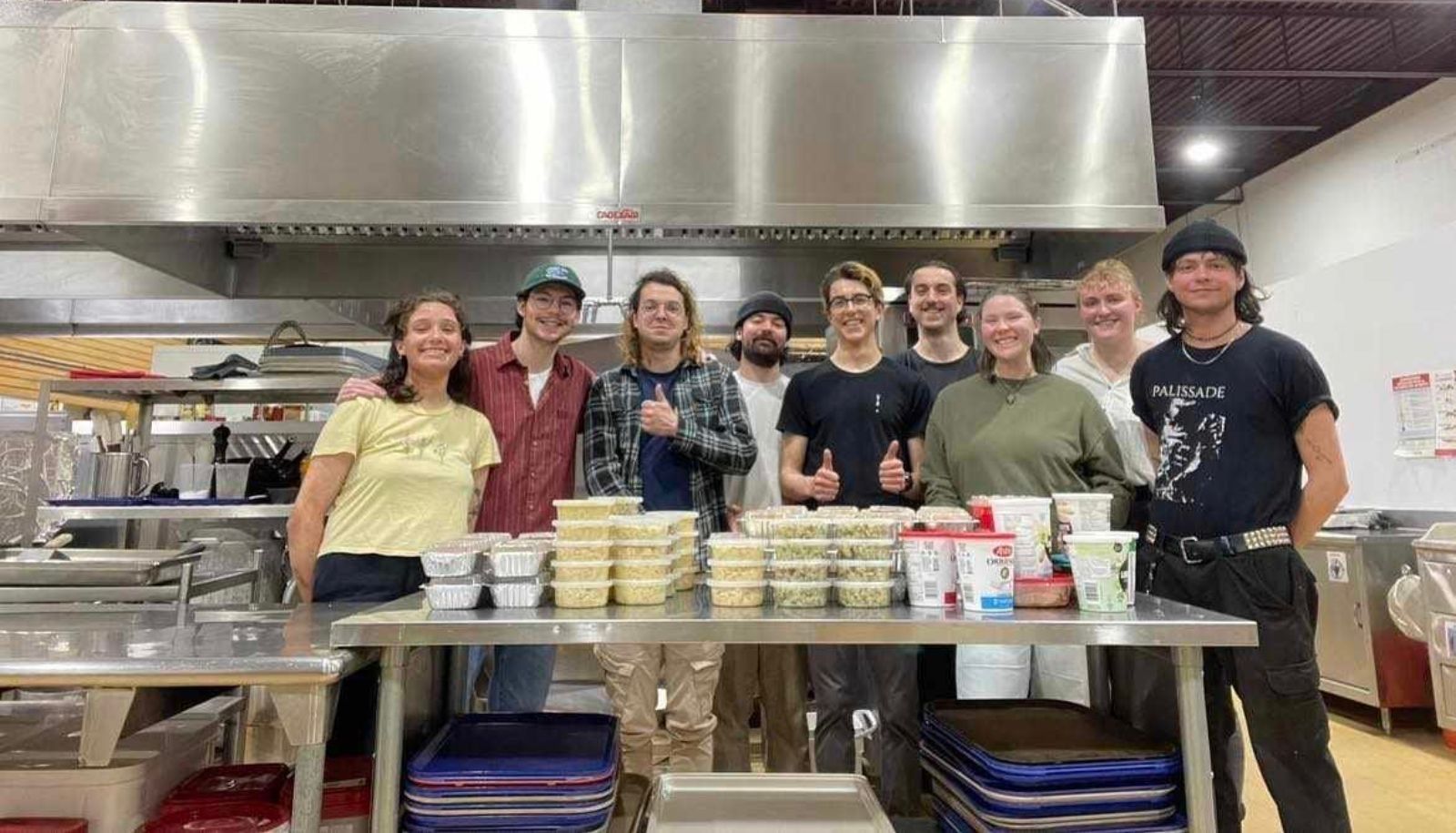 <p>Les participants à la cuisine collective du 11 avril ont réussi à préparer environ 90 portions de 3 mets. Les étudiants Zénon Michaud et Pierre-Yves Normandin sont quatrième et cinquième à partir de la droite. Est également présent sur la photo, à l'extrême droite, Antoine Morissette, directeur adjoint et coordonnateur à l'intervention de La Baratte, qui accompagne Univert Laval dans le projet Sacrée Bouffe.</p>