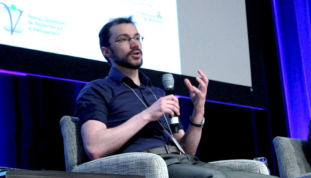 <p>Le professeur Campeau-Lecours participant à un panel lors du colloque du Réseau provincial de recherche en adaptation-réadaptation à Montréal, en 2019.</p>