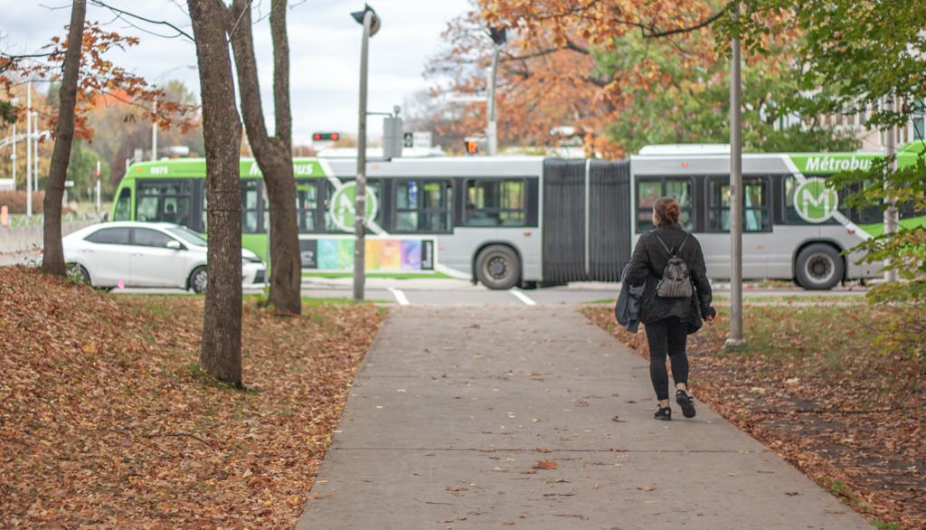 <p>Une étudiante circule sur le campus de l'Université Laval en automne.</p>