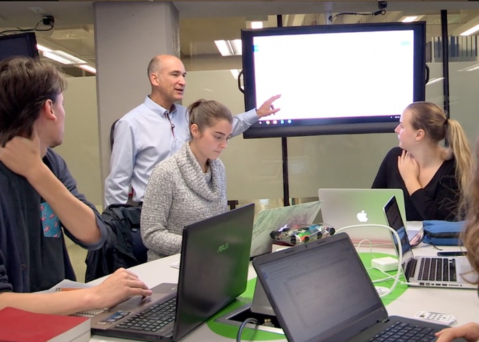 Professeur à l'Université depuis 1997, François Brochu privilégie une approche de pédagogie active.
