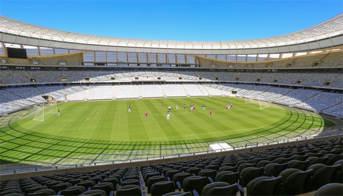 La pandémie est venue bouleverser les modèles d’affaires du sport professionnel. Parmi les solutions envisagées et mises en œuvre, il y a le report des matches, leur annulation et des rencontres disputées à huis clos devant des gradins vides.