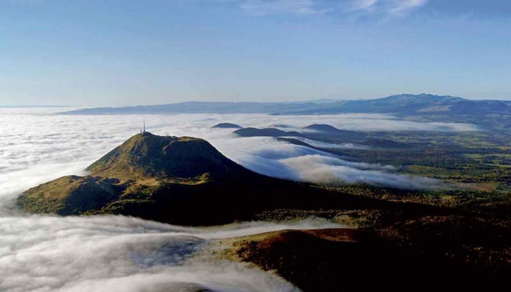 Les chercheurs ont échantillonné des nuages au sommet du puy de Dôme, un volcan endormi du Massif central en France. 