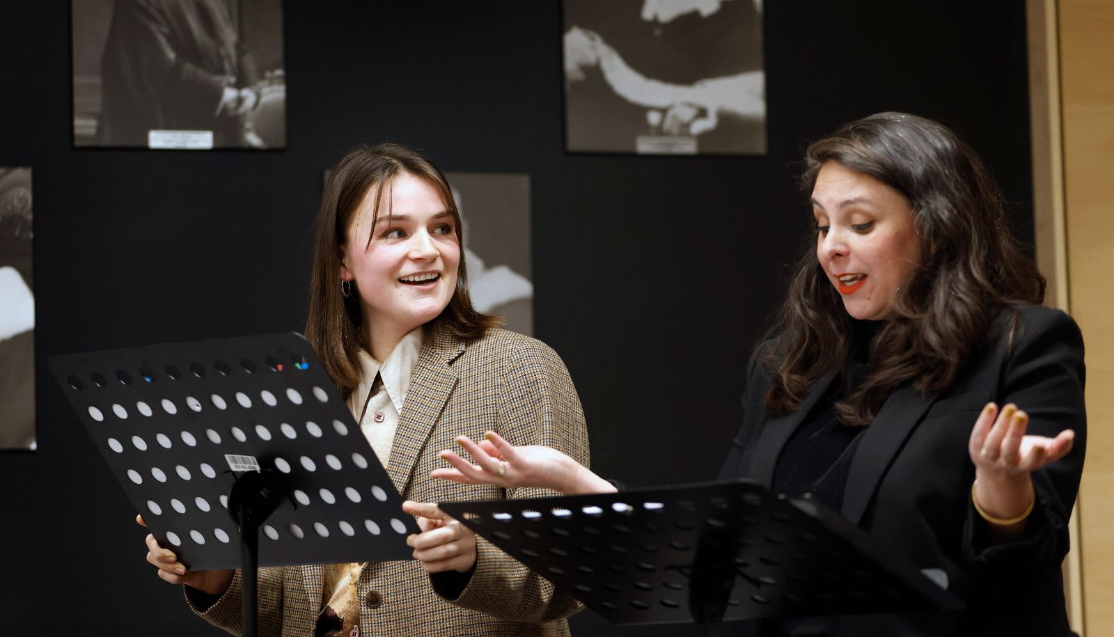 Le 6 février, Aude Seppey (à gauche) a fait une lecture publique d'un extrait de sa pièce à l'occasion de la soirée théâtre-discussion «Le parcours des combattantes». Elle était assistée dans cette lecture par la comédienne Nadia Girard Eddahia (à droite).