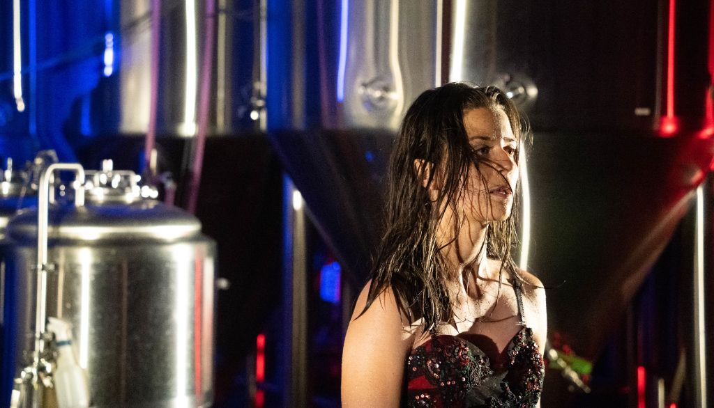Performance de Marie-Chantale Béland et Rémy Bélanger de Beauport à l'usine St-Malo, où sont situées les cuves de Noctem Artisans Brasseurs, lors du premier Casse-Gueule, en 2022.