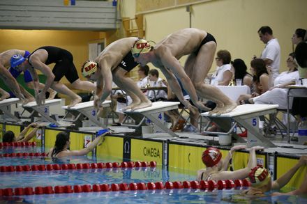<p>Deux des vedettes du Rouge et Or natation, Nicolas Murray et Bruno Langlois, sur les blocs de départ.</p>